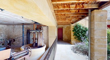 En Périgord Noir, sur 7 ha, domaine composé d'un ancien moulin ayant fait l'objet d'une rénovation exceptionnelle. Ensemble actuellement à usage d'huilerie-boutique-musée.