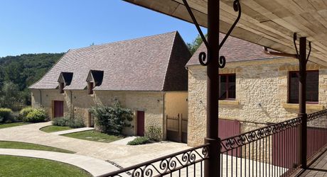 En Périgord Noir, sur 7 ha, domaine composé d'un ancien moulin ayant fait l'objet d'une rénovation exceptionnelle. Ensemble actuellement à usage d'huilerie-boutique-musée.