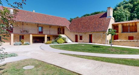 En Périgord Noir, sur 7 ha, domaine composé d'un ancien moulin ayant fait l'objet d'une rénovation exceptionnelle. Ensemble actuellement à usage d'huilerie-boutique-musée.