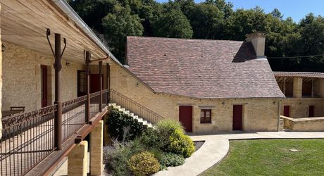 En Périgord Noir, sur 7 ha, domaine composé d'un ancien moulin ayant fait l'objet d'une rénovation exceptionnelle. Ensemble actuellement à usage d'huilerie-boutique-musée.