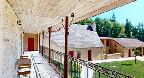 En Périgord Noir, sur 7 ha, domaine composé d'un ancien moulin ayant fait l'objet d'une rénovation exceptionnelle. Ensemble actuellement à usage d'huilerie-boutique-musée.