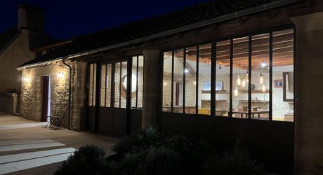 En Périgord Noir, sur 7 ha, domaine composé d'un ancien moulin ayant fait l'objet d'une rénovation exceptionnelle. Ensemble actuellement à usage d'huilerie-boutique-musée.
