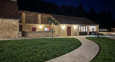 En Périgord Noir, sur 7 ha, domaine composé d'un ancien moulin ayant fait l'objet d'une rénovation exceptionnelle. Ensemble actuellement à usage d'huilerie-boutique-musée.