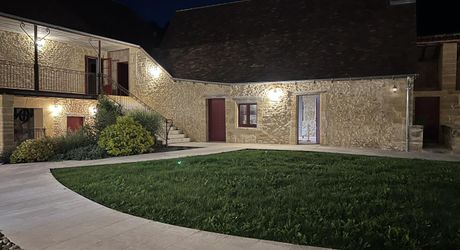 En Périgord Noir, sur 7 ha, domaine composé d'un ancien moulin ayant fait l'objet d'une rénovation exceptionnelle. Ensemble actuellement à usage d'huilerie-boutique-musée.
