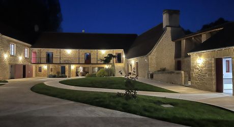 En Périgord Noir, sur 7 ha, domaine composé d'un ancien moulin ayant fait l'objet d'une rénovation exceptionnelle. Ensemble actuellement à usage d'huilerie-boutique-musée.