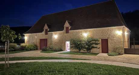 En Périgord Noir, sur 7 ha, domaine composé d'un ancien moulin ayant fait l'objet d'une rénovation exceptionnelle. Ensemble actuellement à usage d'huilerie-boutique-musée.