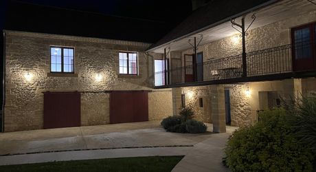 En Périgord Noir, sur 7 ha, domaine composé d'un ancien moulin ayant fait l'objet d'une rénovation exceptionnelle. Ensemble actuellement à usage d'huilerie-boutique-musée.