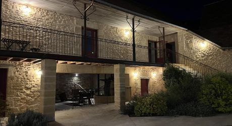 En Périgord Noir, sur 7 ha, domaine composé d'un ancien moulin ayant fait l'objet d'une rénovation exceptionnelle. Ensemble actuellement à usage d'huilerie-boutique-musée.