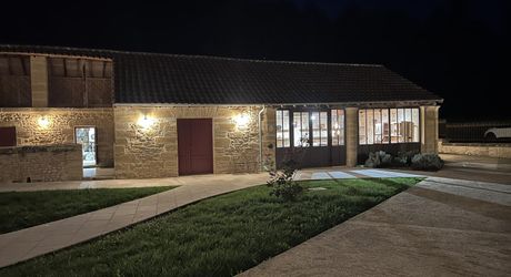 En Périgord Noir, sur 7 ha, domaine composé d'un ancien moulin ayant fait l'objet d'une rénovation exceptionnelle. Ensemble actuellement à usage d'huilerie-boutique-musée.
