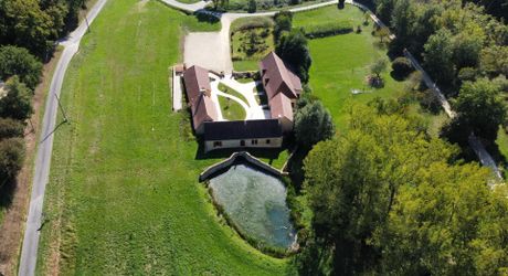 En Périgord Noir, sur 7 ha, domaine composé d'un ancien moulin ayant fait l'objet d'une rénovation exceptionnelle. Ensemble actuellement à usage d'huilerie-boutique-musée.