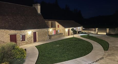 En Périgord Noir, sur 7 ha, domaine composé d'un ancien moulin ayant fait l'objet d'une rénovation exceptionnelle. Ensemble actuellement à usage d'huilerie-boutique-musée.