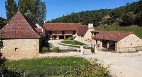 En Périgord Noir, sur 7 ha, domaine composé d'un ancien moulin ayant fait l'objet d'une rénovation exceptionnelle. Ensemble actuellement à usage d'huilerie-boutique-musée.