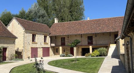 En Périgord Noir, sur 7 ha, domaine composé d'un ancien moulin ayant fait l'objet d'une rénovation exceptionnelle. Ensemble actuellement à usage d'huilerie-boutique-musée.