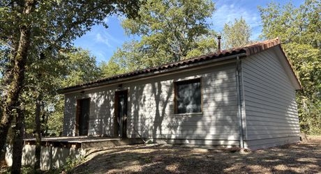 En Périgord Noir, sur les hauteurs de Montignac, petite maison ossature bois dans un environnement boisé.