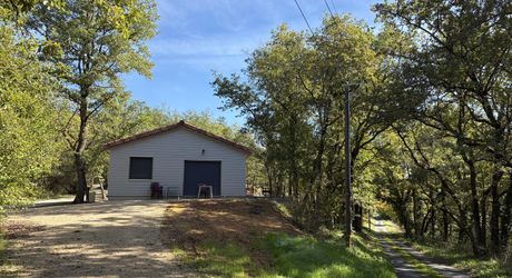 En Périgord Noir, sur les hauteurs de Montignac, petite maison ossature bois dans un environnement boisé.