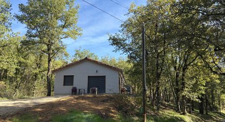En Périgord Noir, sur les hauteurs de Montignac, petite maison ossature bois dans un environnement boisé.