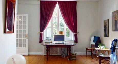 Elégante maison de maître au charme authentique, avec piscine, tranquillité et un vaste jardin, en plein cœur de la ville. 