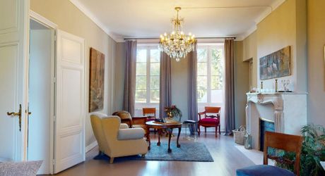 Elégante maison de maître au charme authentique, avec piscine, tranquillité et un vaste jardin, en plein cœur de la ville. 