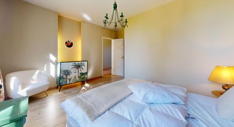 Elégante maison de maître au charme authentique, avec piscine, tranquillité et un vaste jardin, en plein cœur de la ville. 