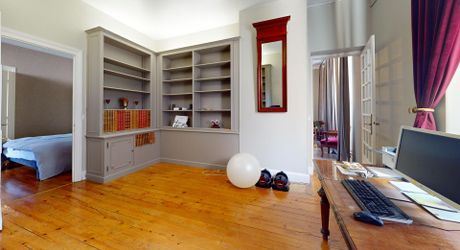 Elégante maison de maître au charme authentique, avec piscine, tranquillité et un vaste jardin, en plein cœur de la ville. 