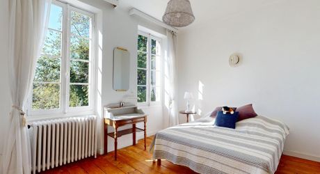 Elégante maison de maître au charme authentique, avec piscine, tranquillité et un vaste jardin, en plein cœur de la ville. 