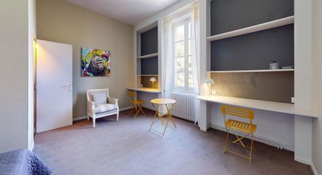 Elégante maison de maître au charme authentique, avec piscine, tranquillité et un vaste jardin, en plein cœur de la ville. 