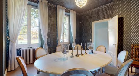 Elégante maison de maître au charme authentique, avec piscine, tranquillité et un vaste jardin, en plein cœur de la ville. 