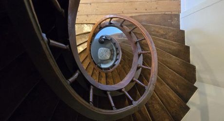 Elégante maison de maître au charme authentique, avec piscine, tranquillité et un vaste jardin, en plein cœur de la ville. 