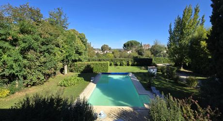 Elégante maison de maître au charme authentique, avec piscine, tranquillité et un vaste jardin, en plein cœur de la ville. 