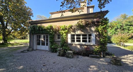 Elégante maison de maître au charme authentique, avec piscine, tranquillité et un vaste jardin, en plein cœur de la ville. 