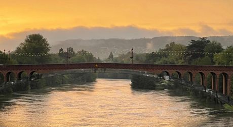 Elégante maison de maître au charme authentique, avec piscine, tranquillité et un vaste jardin, en plein cœur de la ville. 
