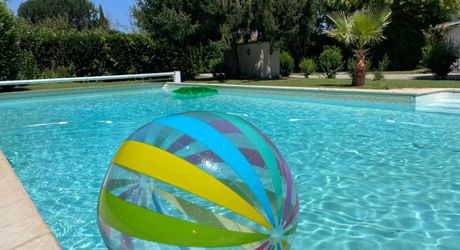 Elégante maison de maître au charme authentique, avec piscine, tranquillité et un vaste jardin, en plein cœur de la ville. 