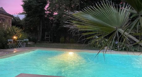 Elégante maison de maître au charme authentique, avec piscine, tranquillité et un vaste jardin, en plein cœur de la ville. 