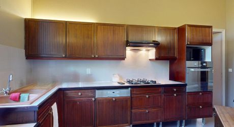 Elégante maison de maître au charme authentique, avec piscine, tranquillité et un vaste jardin, en plein cœur de la ville. 