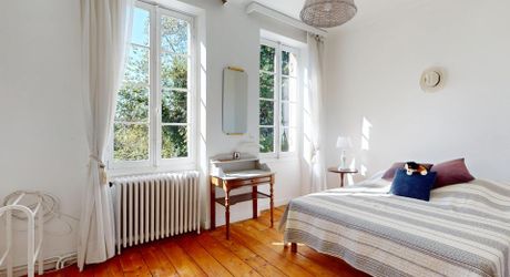 Elégante maison de maître au charme authentique, avec piscine, tranquillité et un vaste jardin, en plein cœur de la ville. 