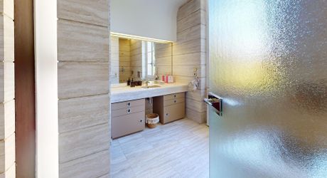 Elégante maison de maître au charme authentique, avec piscine, tranquillité et un vaste jardin, en plein cœur de la ville. 