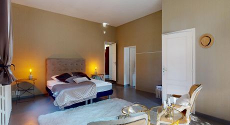 Elégante maison de maître au charme authentique, avec piscine, tranquillité et un vaste jardin, en plein cœur de la ville. 