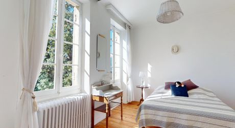 Elégante maison de maître au charme authentique, avec piscine, tranquillité et un vaste jardin, en plein cœur de la ville. 