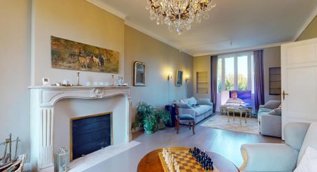 Elégante maison de maître au charme authentique, avec piscine, tranquillité et un vaste jardin, en plein cœur de la ville. 