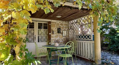 Belle maison lumineuse rénovée en plein coeur de Montignac-Lascaux avec jardin et jolies terrasses.