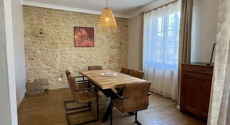 Belle maison lumineuse rénovée en plein coeur de Montignac-Lascaux avec jardin et jolies terrasses.