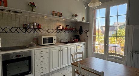 Belle maison lumineuse rénovée en plein coeur de Montignac-Lascaux avec jardin et jolies terrasses.