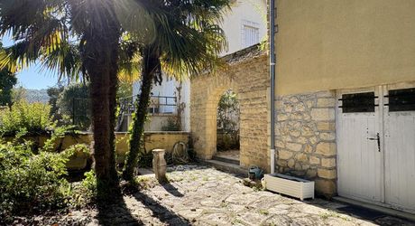Belle maison lumineuse rénovée en plein coeur de Montignac-Lascaux avec jardin et jolies terrasses.