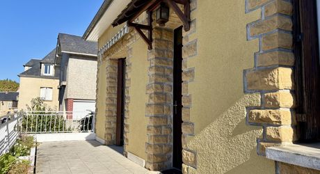 Belle maison lumineuse rénovée en plein coeur de Montignac-Lascaux avec jardin et jolies terrasses.