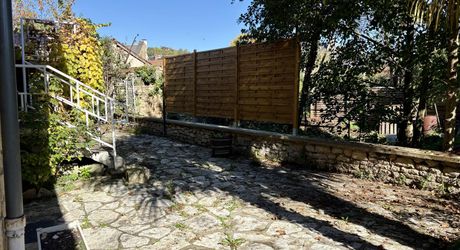 Belle maison lumineuse rénovée en plein coeur de Montignac-Lascaux avec jardin et jolies terrasses.