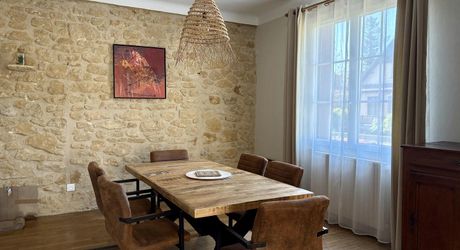 Belle maison lumineuse rénovée en plein coeur de Montignac-Lascaux avec jardin et jolies terrasses.