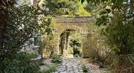 Belle maison lumineuse rénovée en plein coeur de Montignac-Lascaux avec jardin et jolies terrasses.