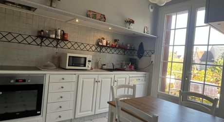 Belle maison lumineuse rénovée en plein coeur de Montignac-Lascaux avec jardin et jolies terrasses.