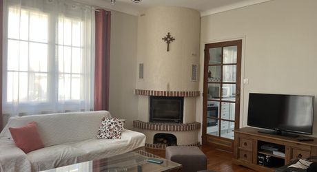 Belle maison lumineuse rénovée en plein coeur de Montignac-Lascaux avec jardin et jolies terrasses.