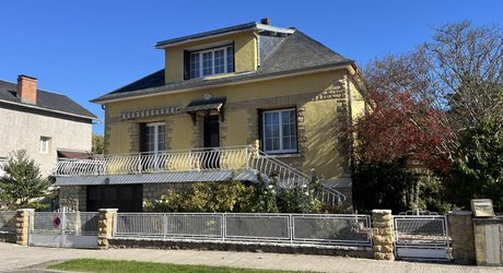 Belle maison lumineuse rénovée en plein coeur de Montignac-Lascaux avec jardin et jolies terrasses.